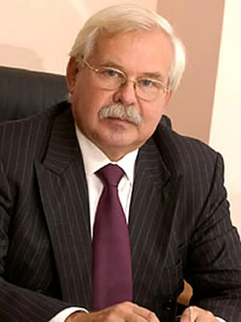 Отец главы администрации президента РФ Эдуард Вайно.