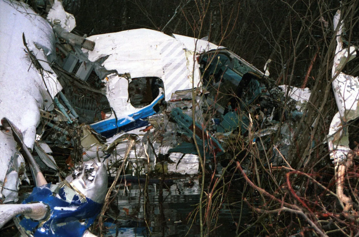 Tallinnast Kärdlasse teel olnud reisilennuki An-28 rusud Hiiumaal Soera
talumuuseumist mõnisada meetrit eemal soises metsas 24. novembril 2001. 
Firmale Enimex kuuluv reisilennuk, mis sõitis ELK Lennuliinide egiidi
all kukkus alla 23. novembri õhtul kell 18.35 Kärdlast 7-8 kilomeetrit
kirdes. Lennuki pardal oli 17 inimest - kolm meeskonnaliiget ja 14
reisijat. Õnnetuses hukkus 49-aastane Jaan Alas. Ülejäänud said erinevas
raskusastmes vigastusi.