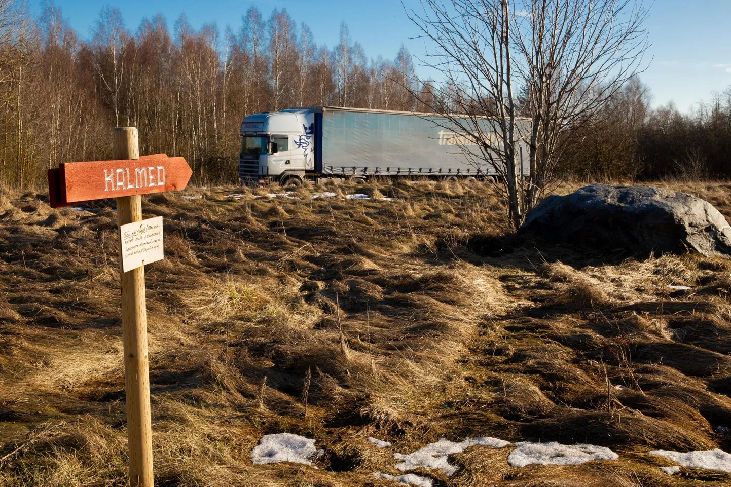 Riigimaa oksjonil müüdud Tööstuse kinnistule on maetud arvatavasti aastatel 1700–1720 lahkunute säilmed, kohalikud on kalmed tähistanud ja istutanud suure kivi juurde pihlaka.