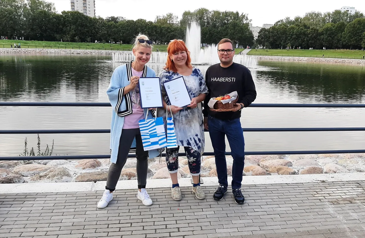 Победители конкурса Трийну Яаксон и Татьяна Шилко со старейшиной района Олегом Сильяновым.