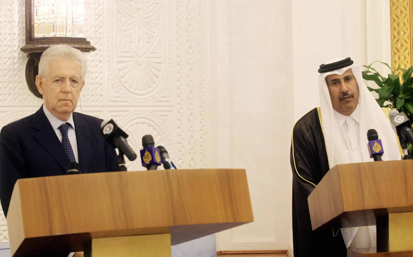 Itaalia peaminister Mario Monti (vasakul) tänasel kohtumisel Katari peaministri šeik Hamad bin Jassem bin Jabr al-Thaniga.