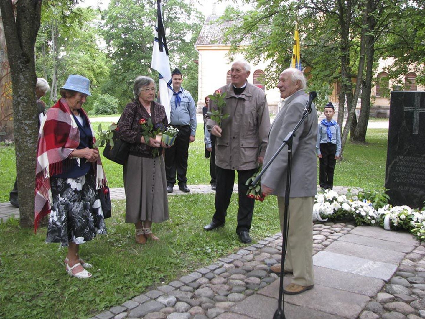 Ants Salumilt võtsid roosiõie vastu juuniküüditamise ohvrid (vasakult) Maimu Pruuler, Ellen Kaljula ja Uno Kõresaar.