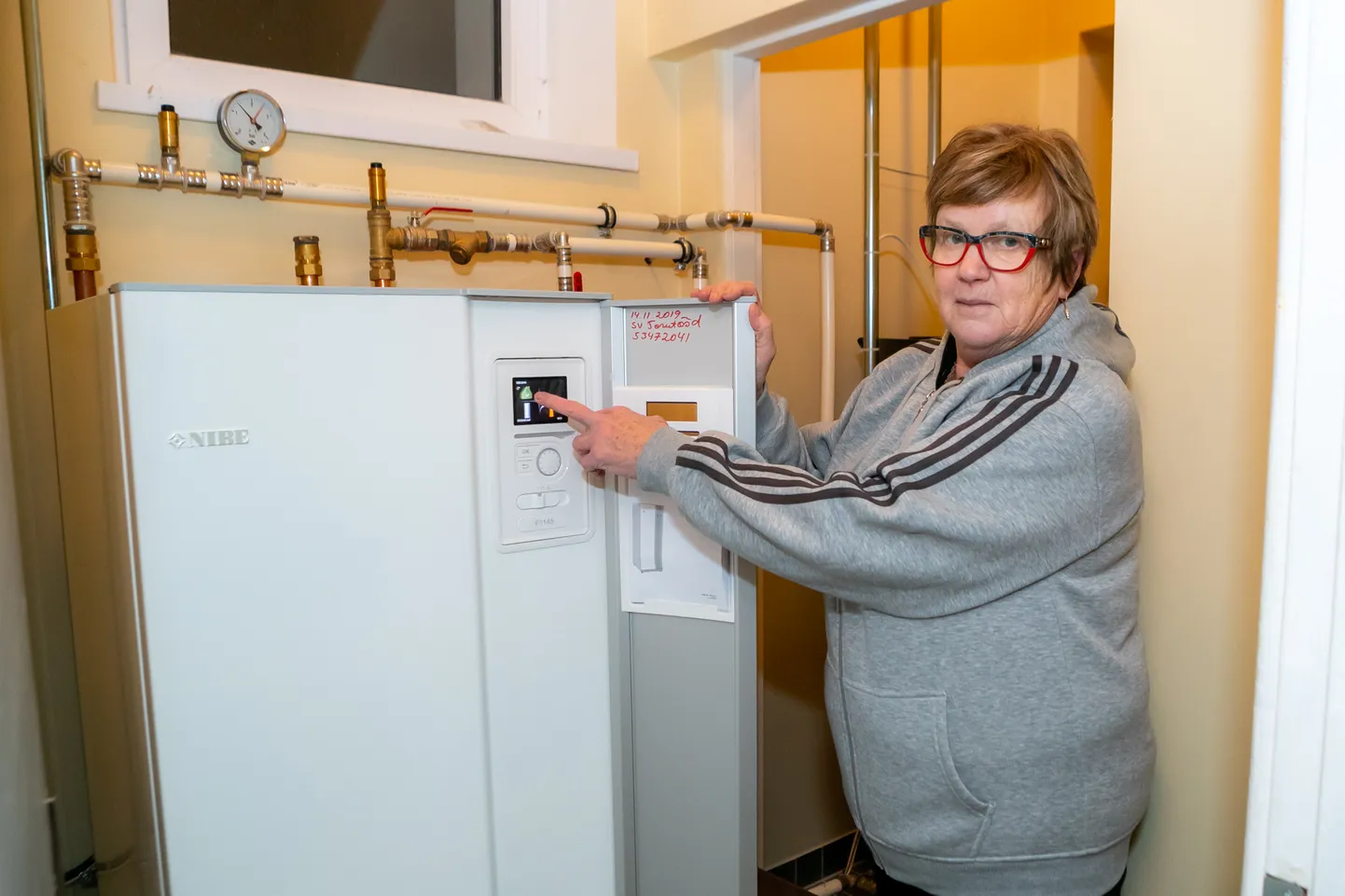 SÄÄSTUREŽIIMIL: Kevade seltsi eestvedaja Veeve Kaasik ütleb, et külamaja soojuspump sai küll madala temperatuuri peale keeratud, kuid kogukonnaköögi suurt ahju ei julge praegu küll keegi sisse lülitada.
