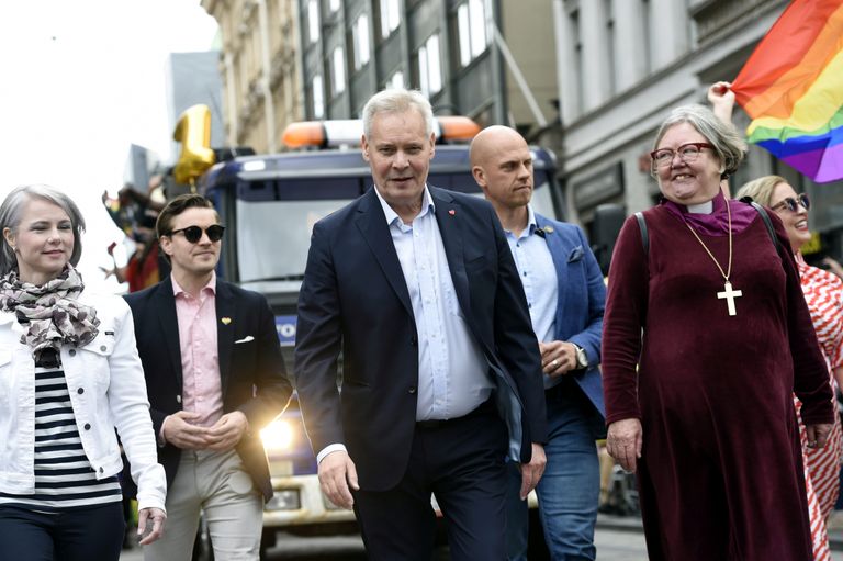 Soome peaminister Antti Rinne (keskel) ja abikaasa Heta Ravolainen-Rinne (vasakul).