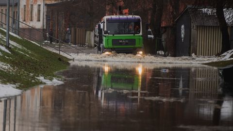 В Латвии прорвало плотину, жителей города Екабпилса эвакуируют