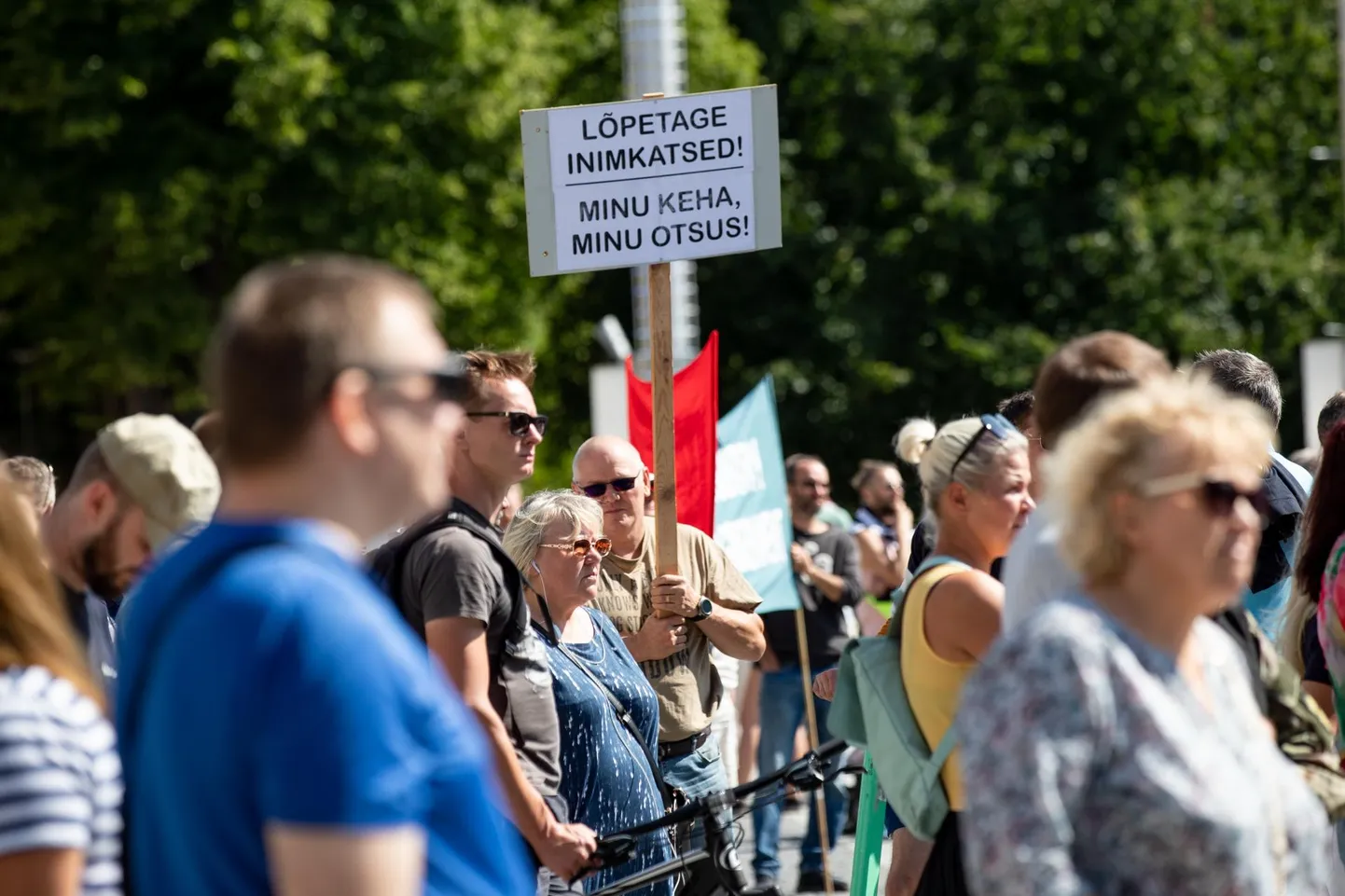 Arto Aasa sõnul pole viirushaigus inimese isiklik asi, kuna ta võib viirusekandjana seada ohtu töökaaslased ja kliendid. Pildil vaktsiinivastane meeleavaldus Tallinnas.