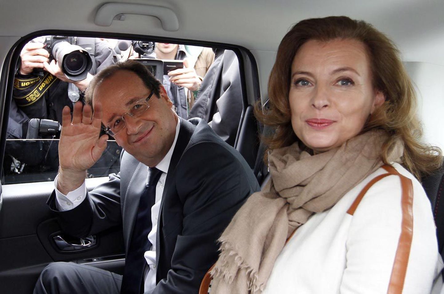 François Hollande koos ajakirjanikust kaasa Valérie Trierweileriga.