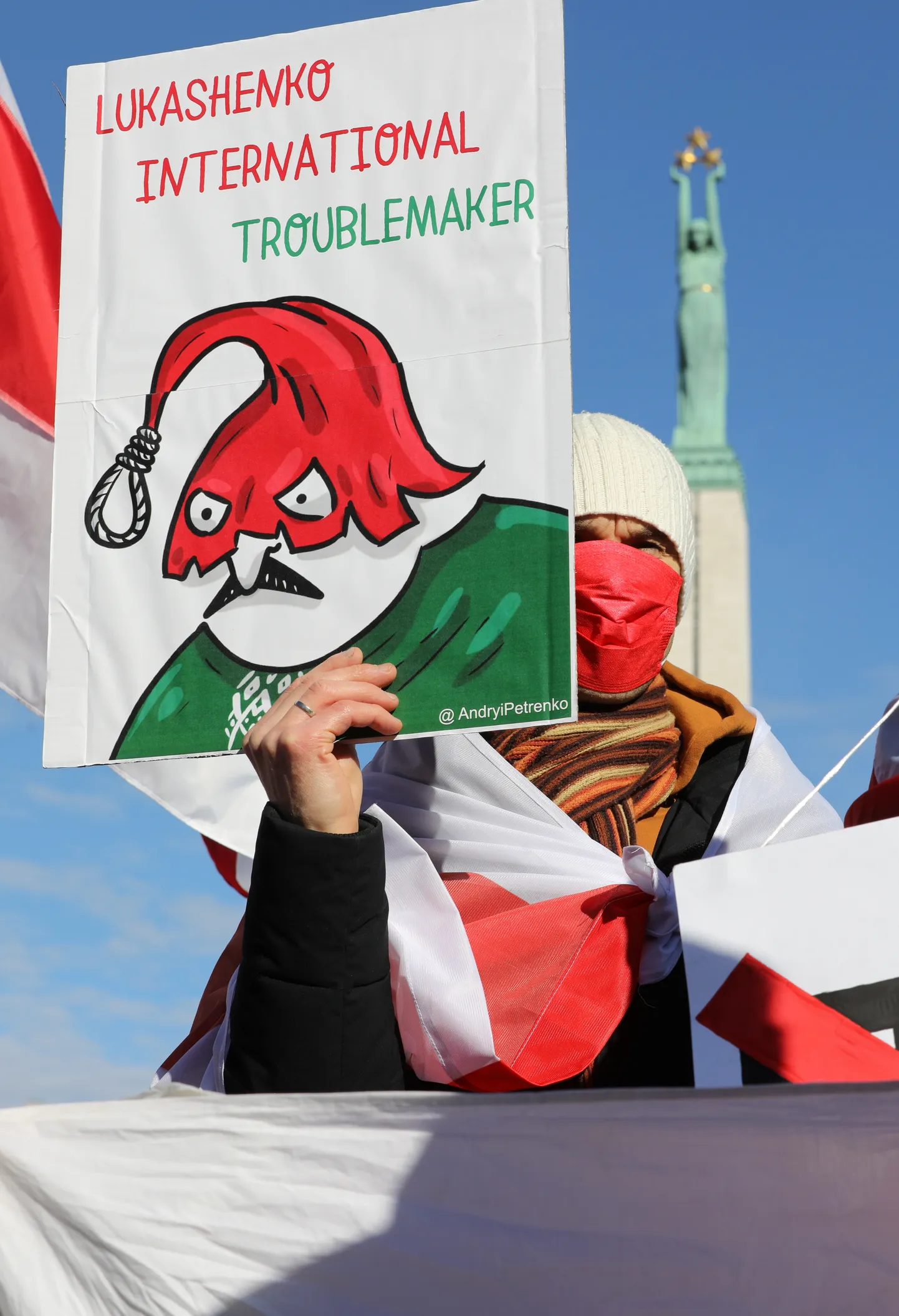 Brīvības pieminekļa laukumā notiek baltkrievu diasporas rīkotais pikets saistībā ar Baltkrievijā notiekošo referendumu par konstitūcijas grozījumiem, kuri paredz vēl vairāk nostiprināt Aleksandra Lukašenko režīmu un viņa iespējas atrasties pie varas.