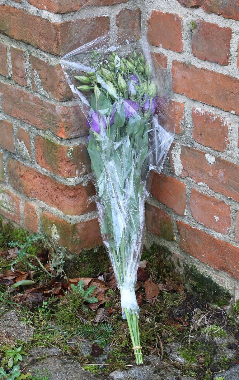 Keith Flinti kinnistu juurde on jäetud lilli.