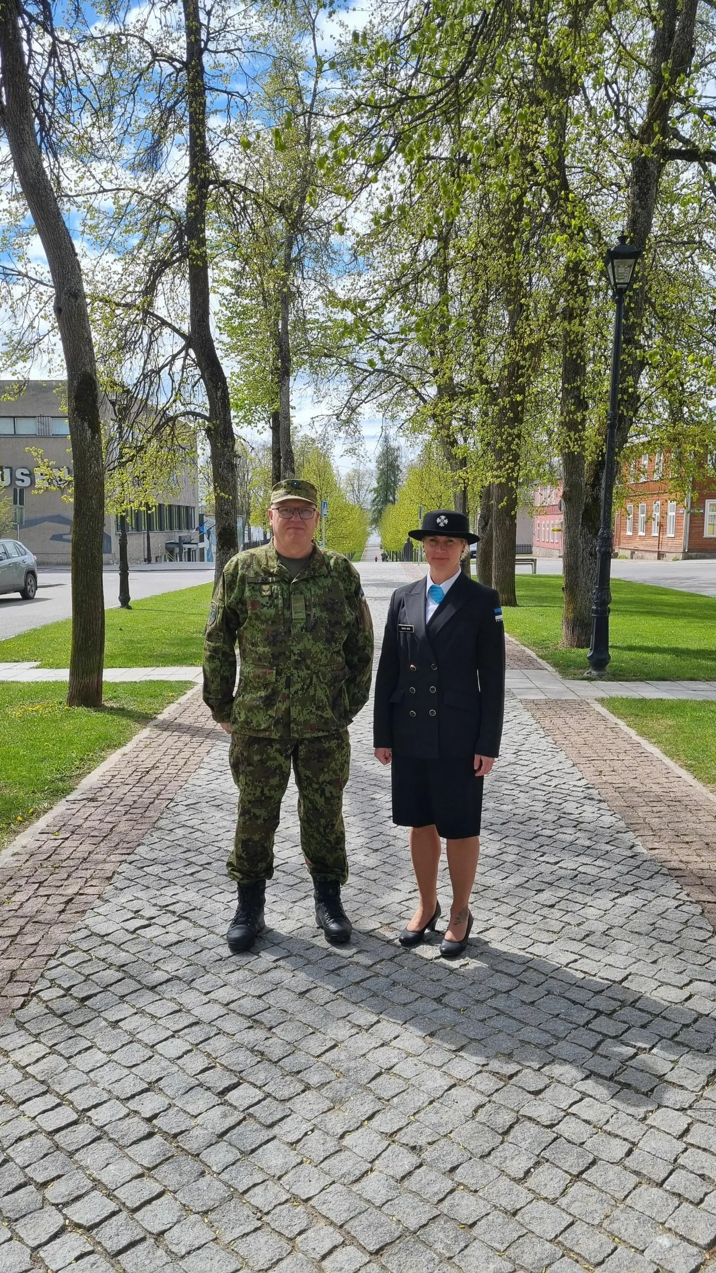 Võrumaale toovad võidupühal võidutule kaitseliitlane Ain Pajo ja naiskodukaitsja Kaisa Sikk.