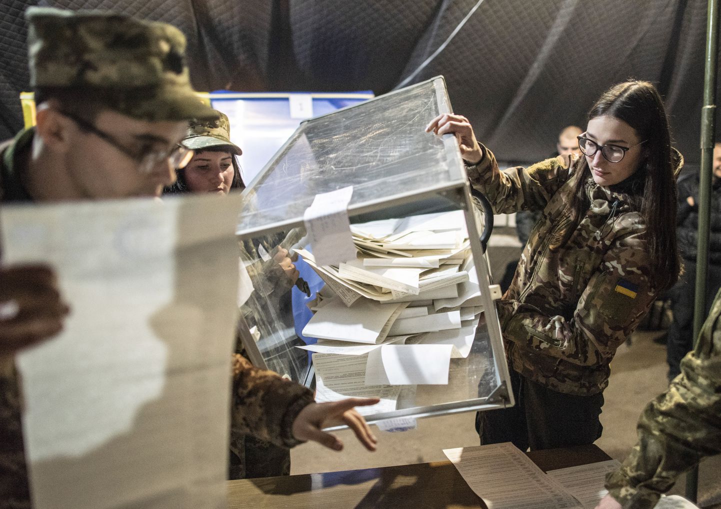 Ukraina valitsuse sõdurid, kohaliku valimiskomisjoni liikmed, alustasid häälte lugemist Mariinkas.
