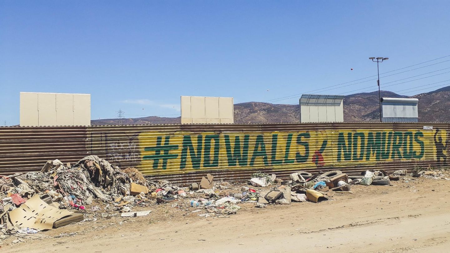 Trumpi müüri nime kandev okastraadiga aed katab vaid lühikest osa USA-Mehhiko piirist ja on pigem mõtteline sein, kui takistab piiriületajaid.