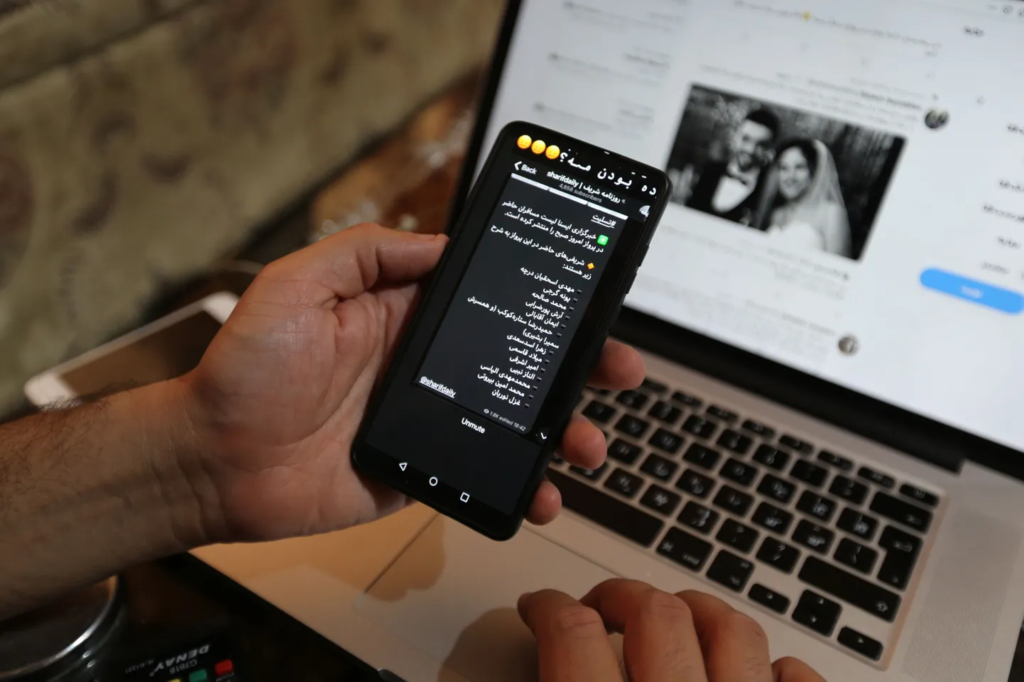 Mees vataamas telefonist nimekirja inimestest, kes olid Teherani lähedal alla kukkunud Ukraina lennuki pardal. Taustal arvutiekraanil on pilt paarist, kes väidetavalt selles lennuõnnetuses hukkus.
