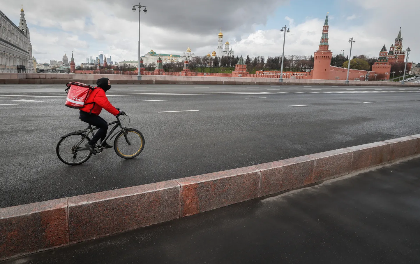 Velobraucējs uz tukšas ielas Maskavā netālu no Kremļa