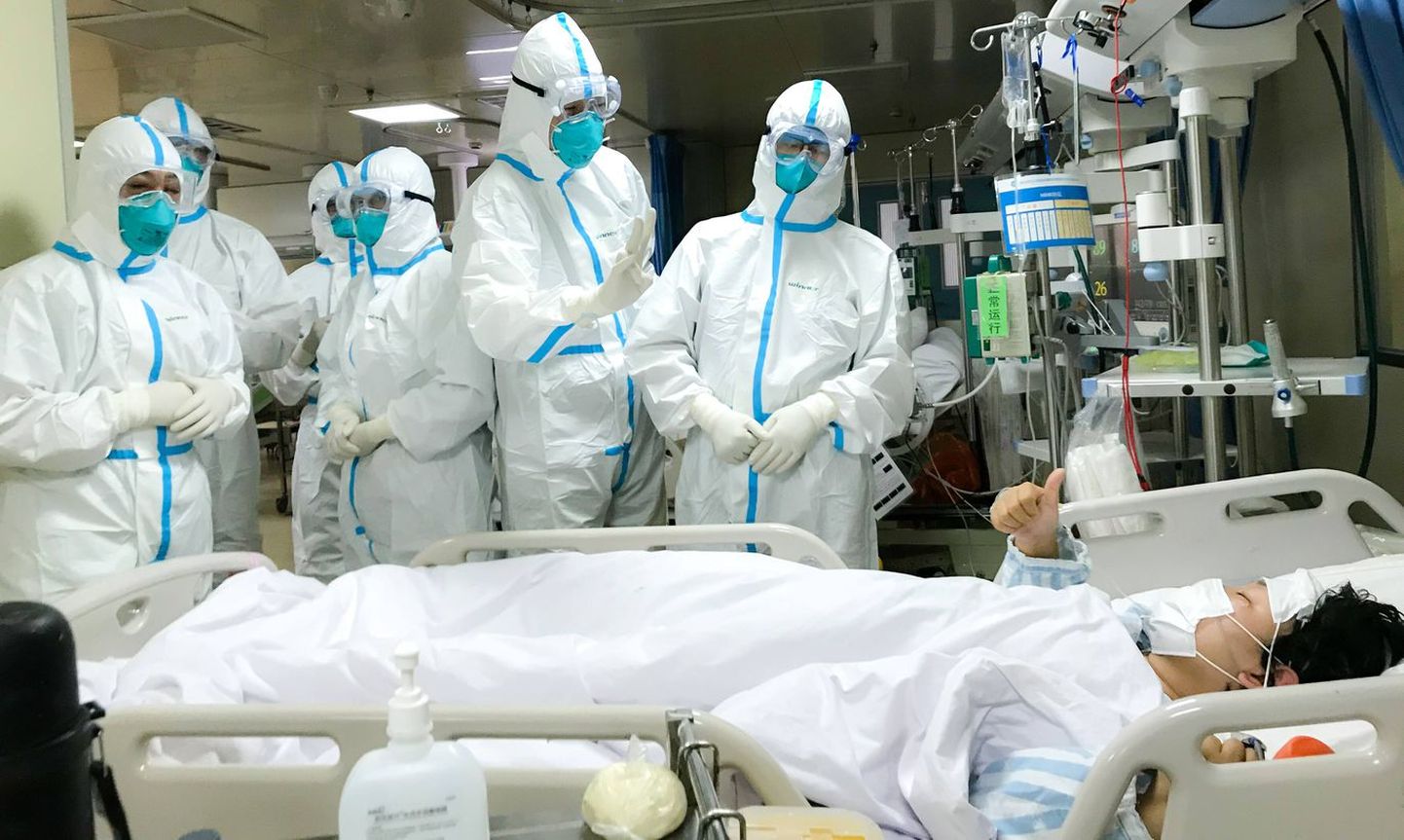 Врачи обследуют пациента с подозрением на коронавирус в больнице Ханькоу в Ухане, Китай.