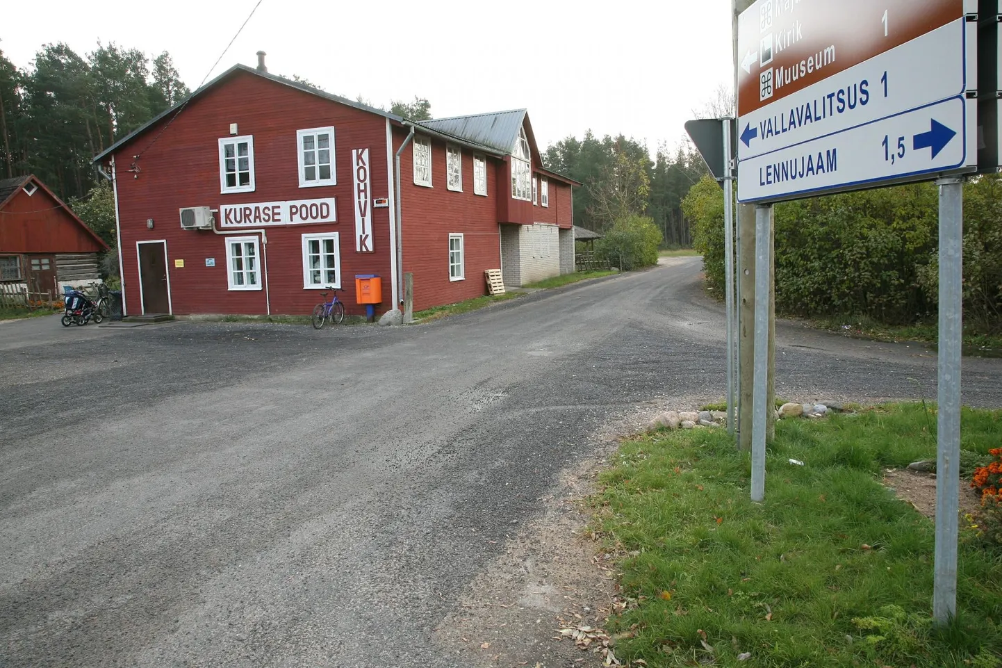 Kihnlaste ostlemise kohad on Kihnu ja Kurase pood (pildil), mis tellimuste järgi hakkavad kaupa komplekteerima nii, et ostja saab paki kätte sabas seismata.