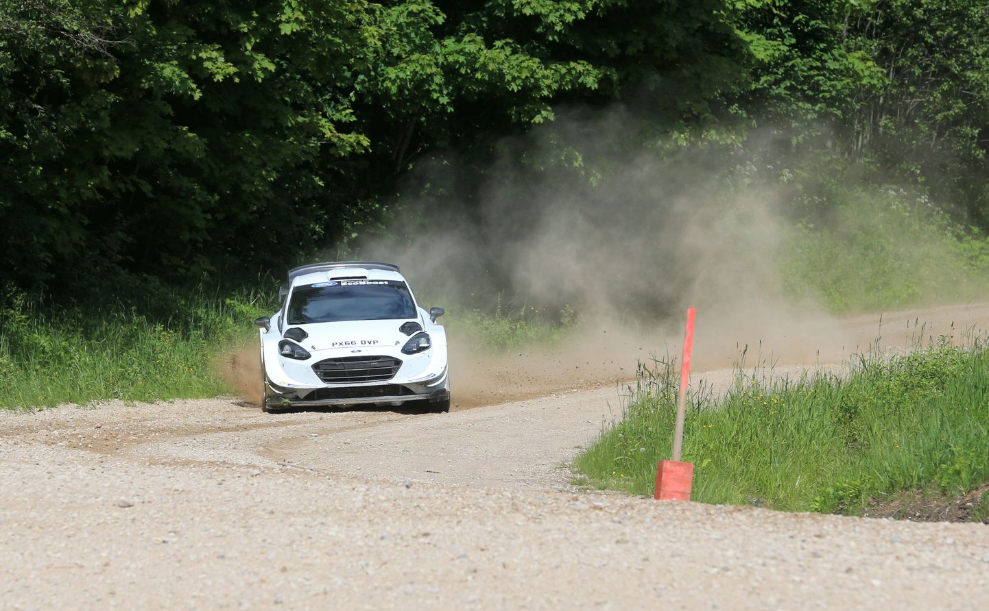 Ott Tänak WRC masinaga Eestis sõitmas.