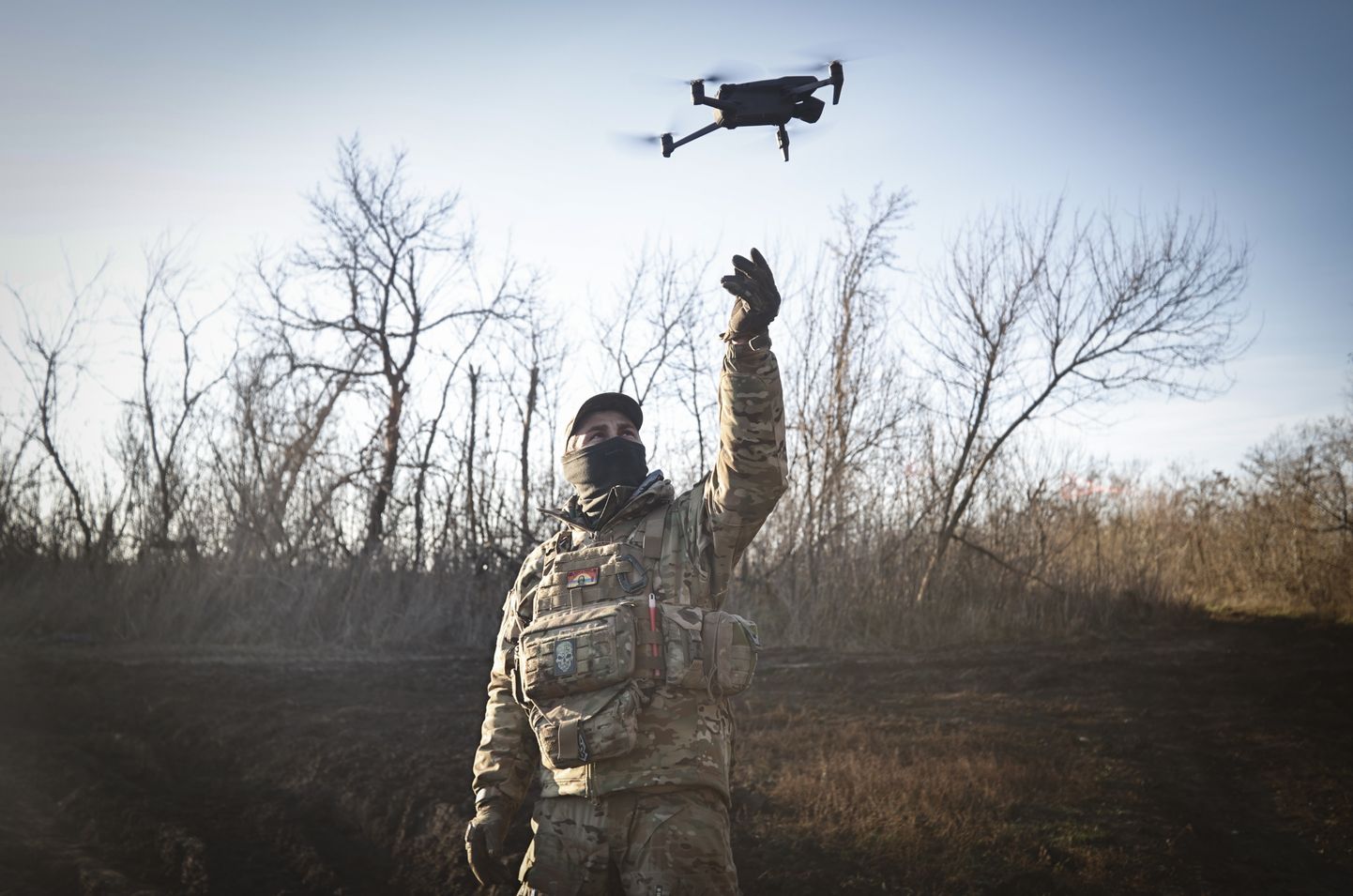 Ukraina sõjaväelane lennutab drooni Vene positsioonide vastu suunatud operatsiooni ajal Donetskis.