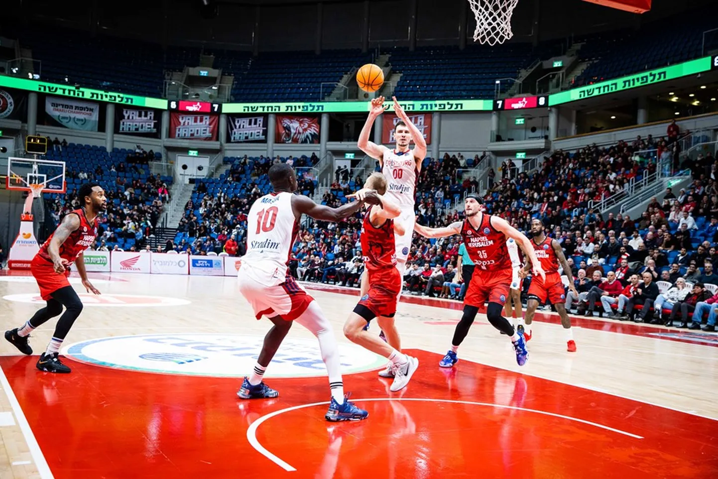 Latvijas basketbolists Rodions Kurucs (ar bumbu)