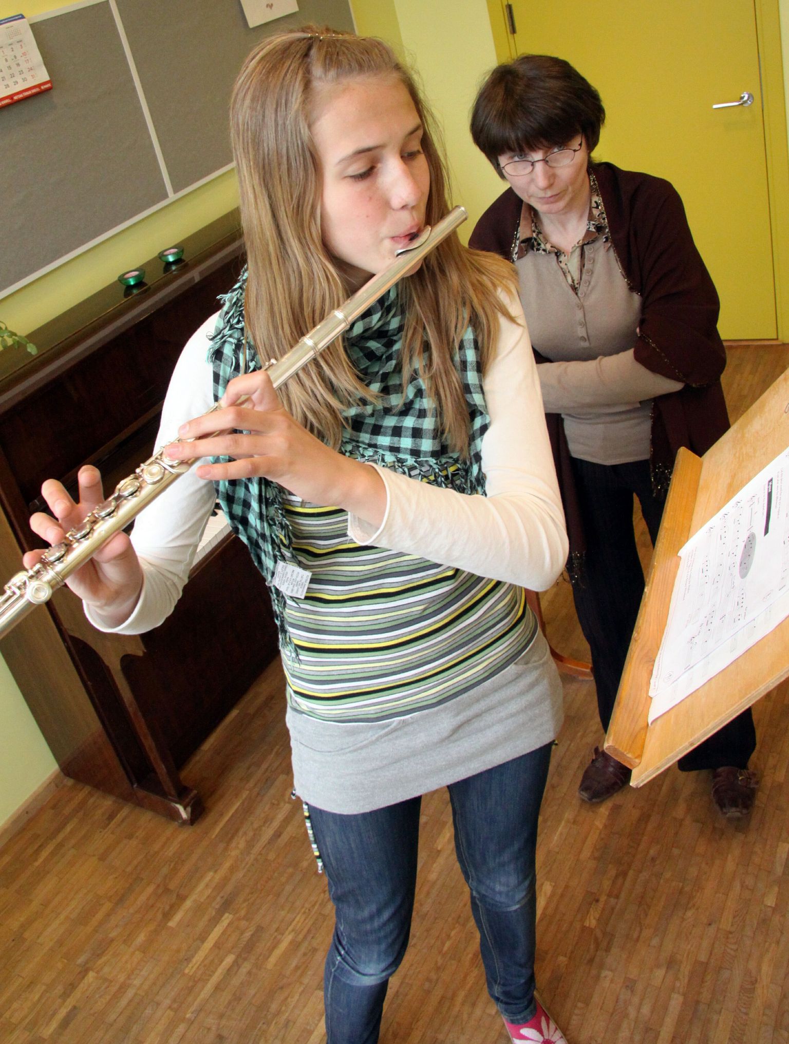 Puhkpille saab Pärnu muusikakoolis õppida juba 65. aastat. Fotole jäid õpilane Karolin Stimmer ja õpetaja Mall Türk 2009. aastal.