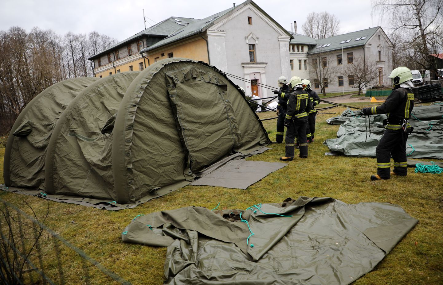 Zemessardze Covid-19 skartās Rīgas patversmes teritorijā sākusi izvietot speciālu telti