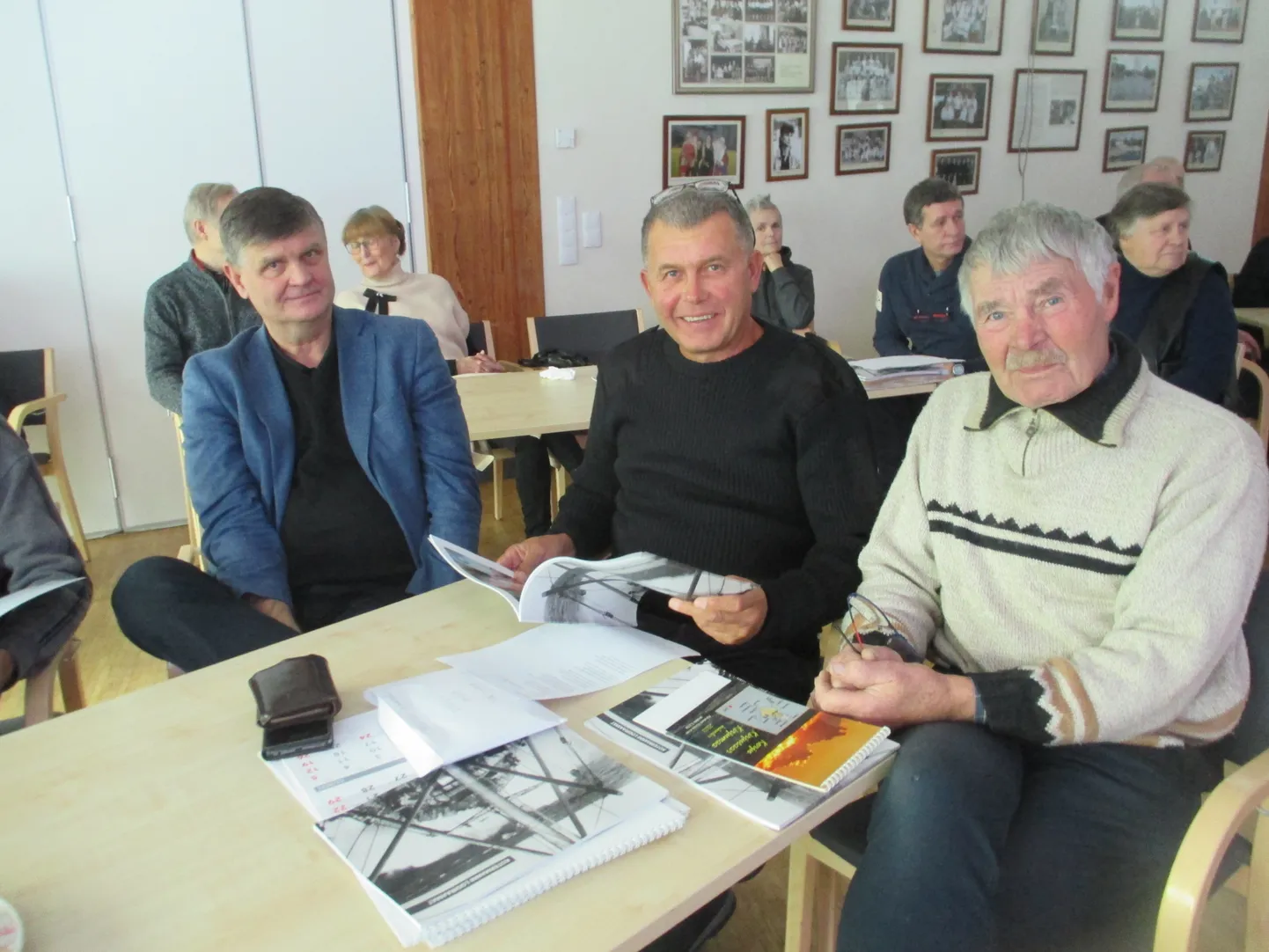 MEHED SAARE KALURIST: "Kotermanni" väljaandmist toetas AS Saare Kalur. Esitlusel tänati aktsiaseltsi esindajat Tiit Sarapuud (vasakul). Fotol veel Arvi Prei (paremal) ja Meelis Saarlaid.