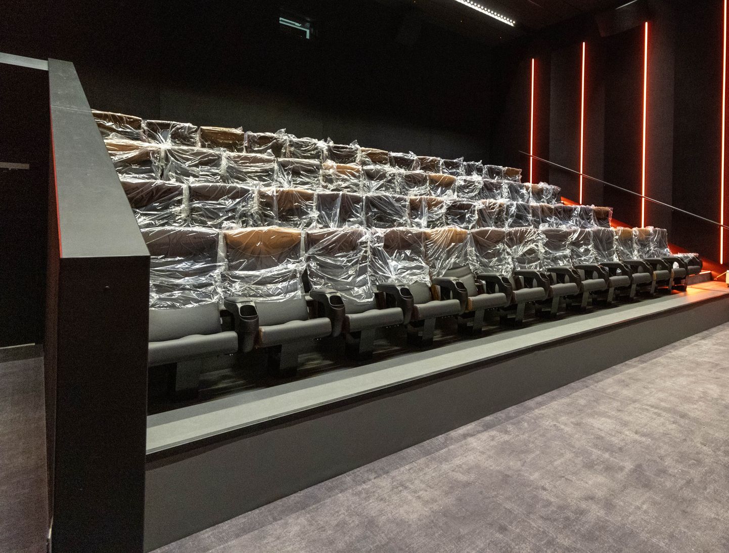 Neljapäeval käis uue kino sisustamine ja viimistlemine veel täie hooga. Fuajees sättisid mehed üles popcorni-masinaid, saalides olid toolid veel kile all.