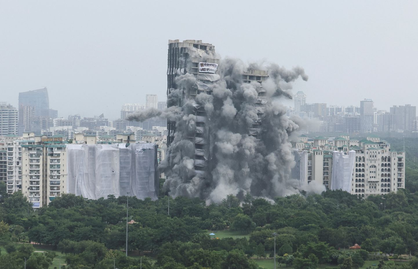 India pealinna lähedal õhiti kaks ebaseaduslikult ehitatud tornhoonet.