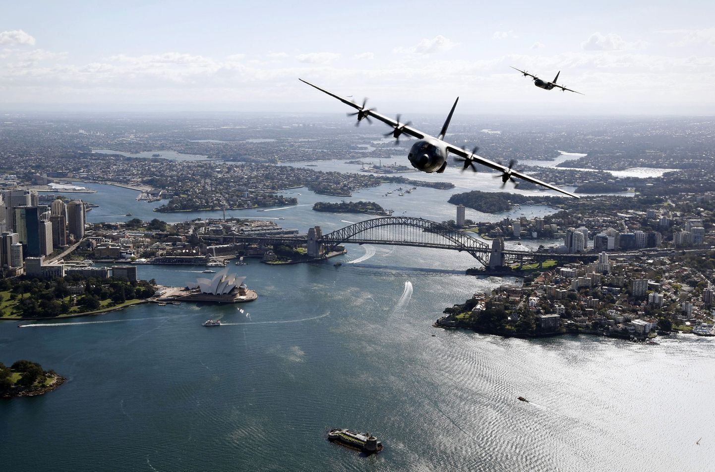 Kaks Austraalia õhujõudude lennukit Sydney kohal.