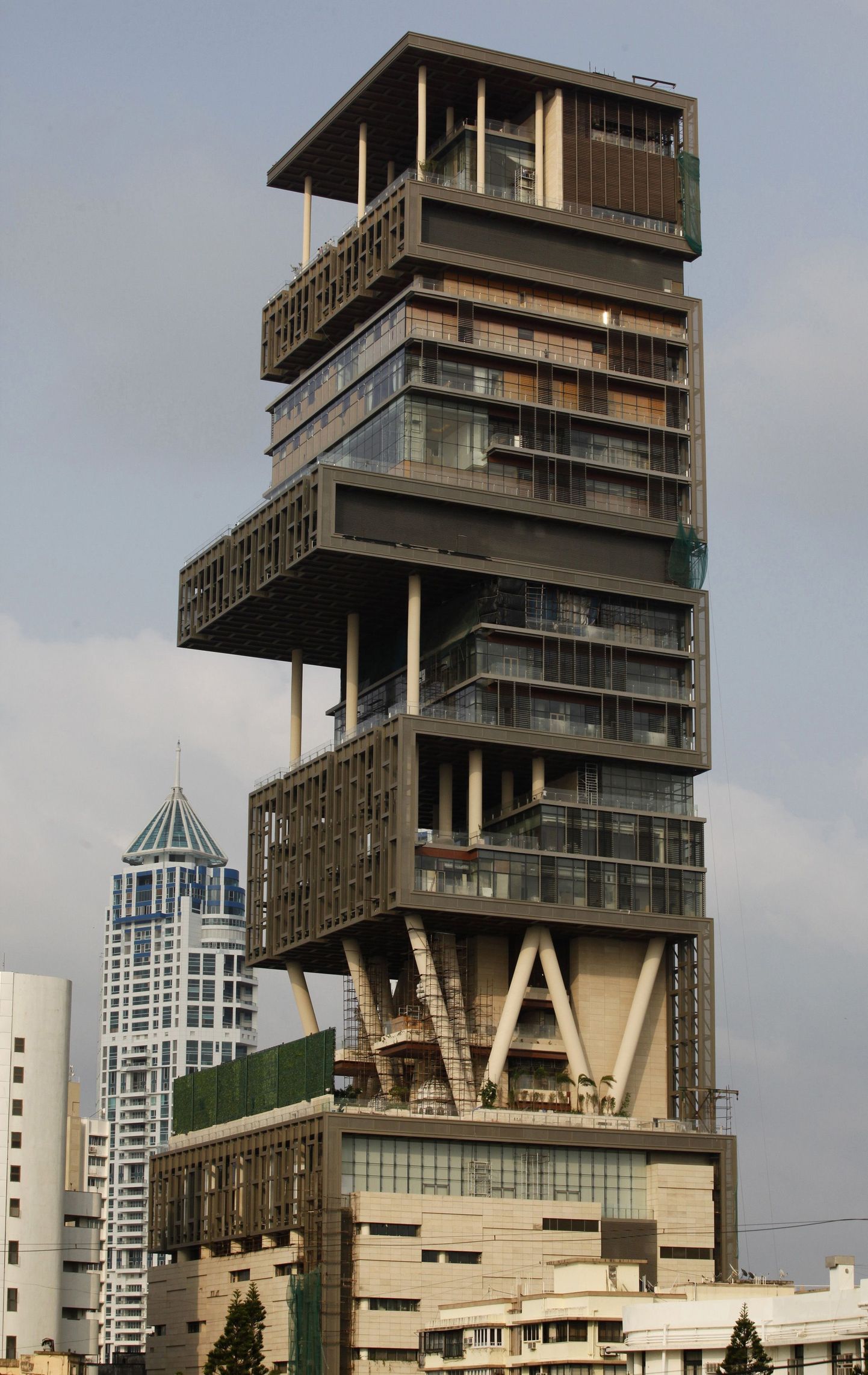 27-этажный жилой небоскреб Antilia в индийском Мумбаи.