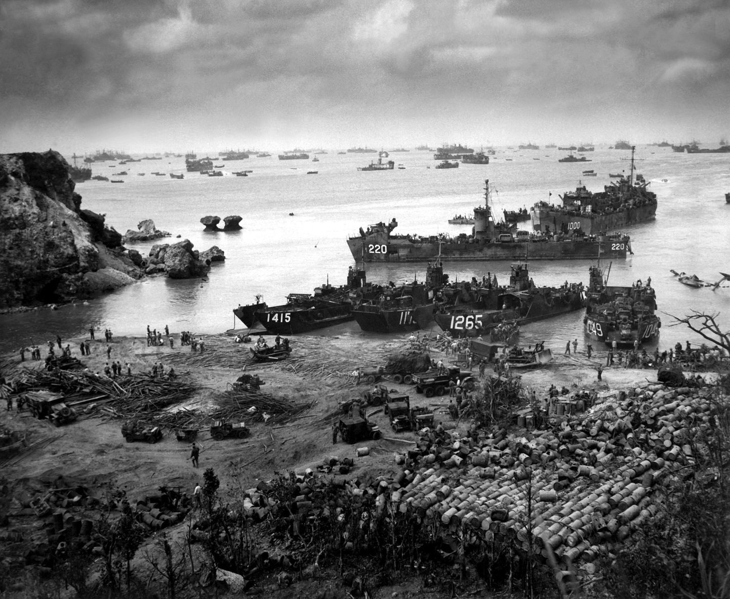 Okinawa lahing 13. aprillil 1945. Pildil USA väed.