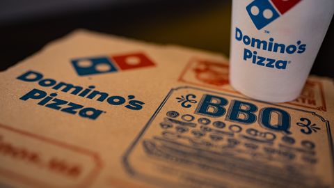 СОТНИ БЕСПЛАТНЫХ ПИЦЦ ⟩ На открытии всемирной известной сети Domino's Pizza таллиннцев ждет щедрое угощение