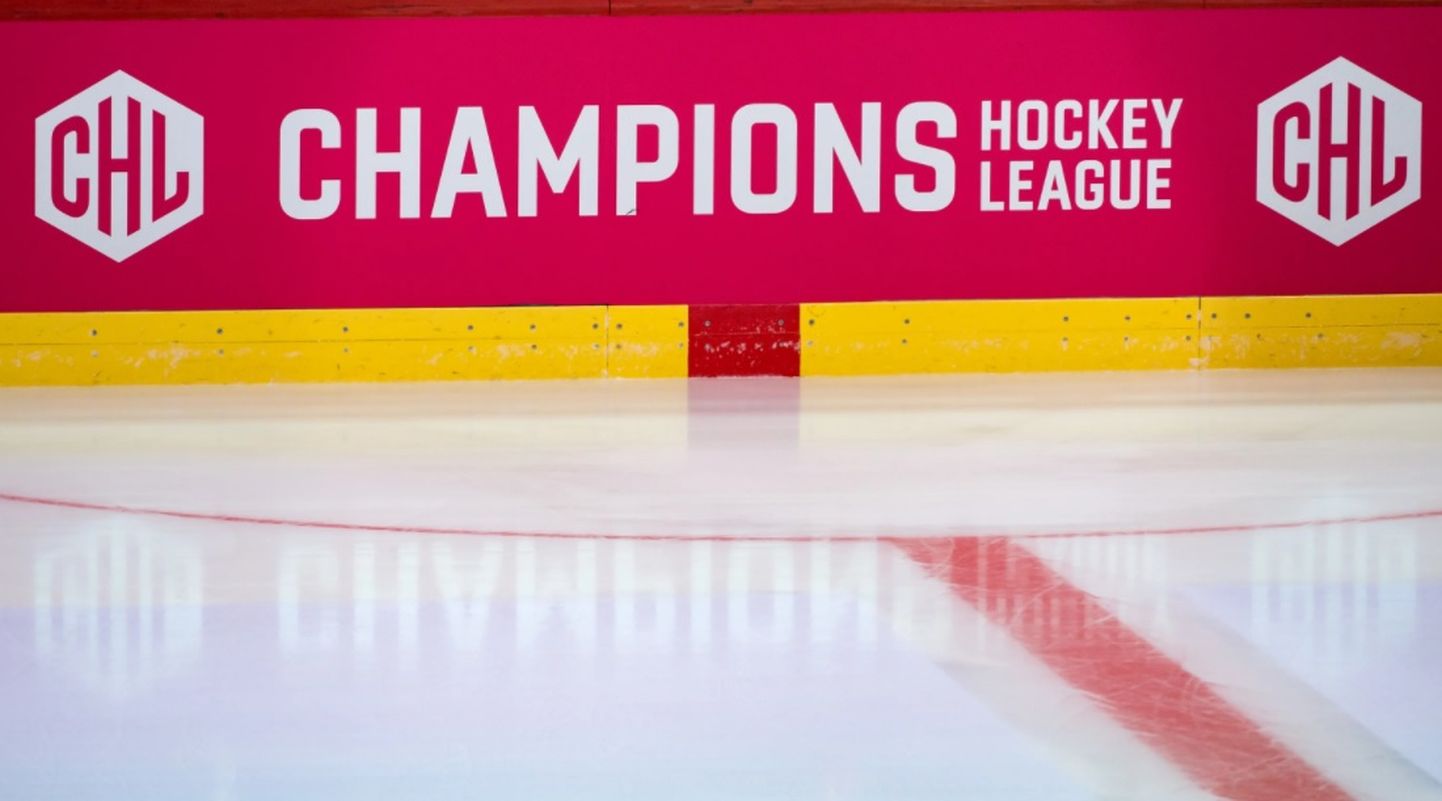 Čempionu hokeja līgas logo uz laukuma apmales.