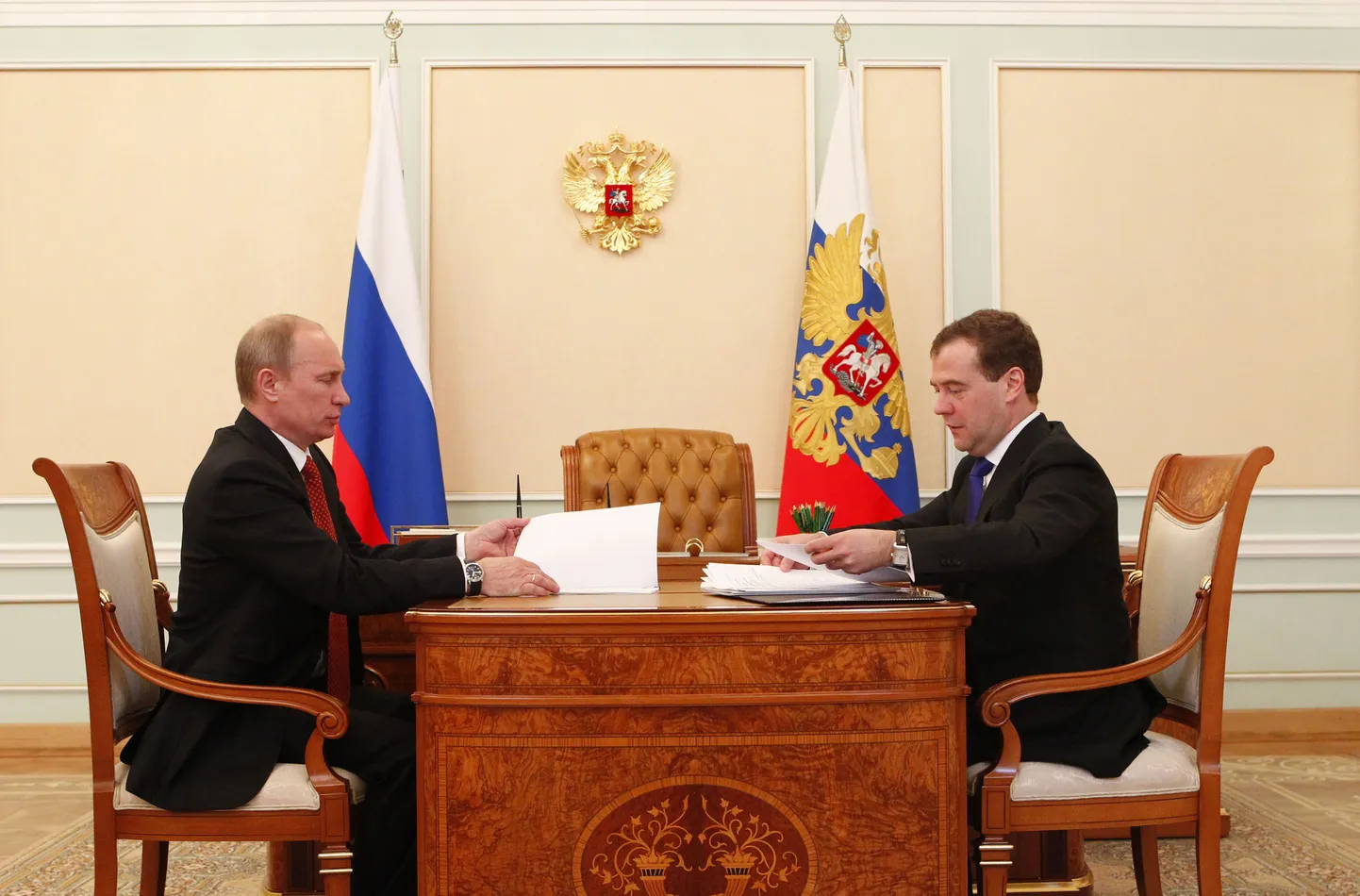 President Vladimir Putin koos peaministri Dmitri Medvedeviga (paremal) täna Kremlis.