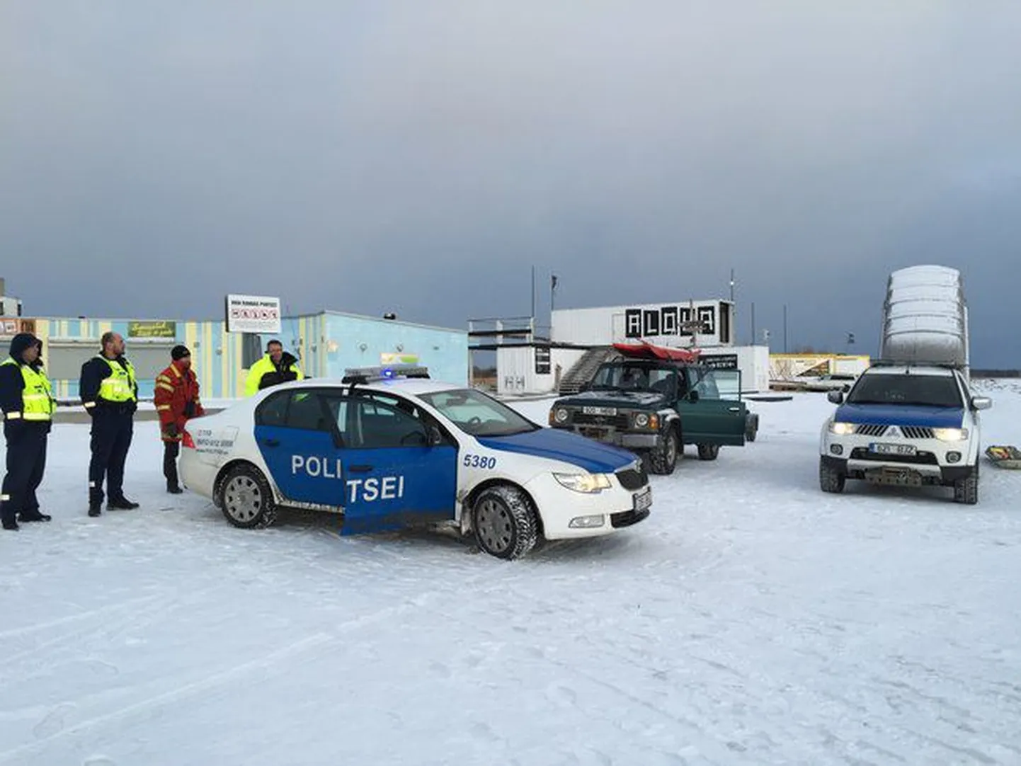 Спасатели пришли на помощь рыбакам.