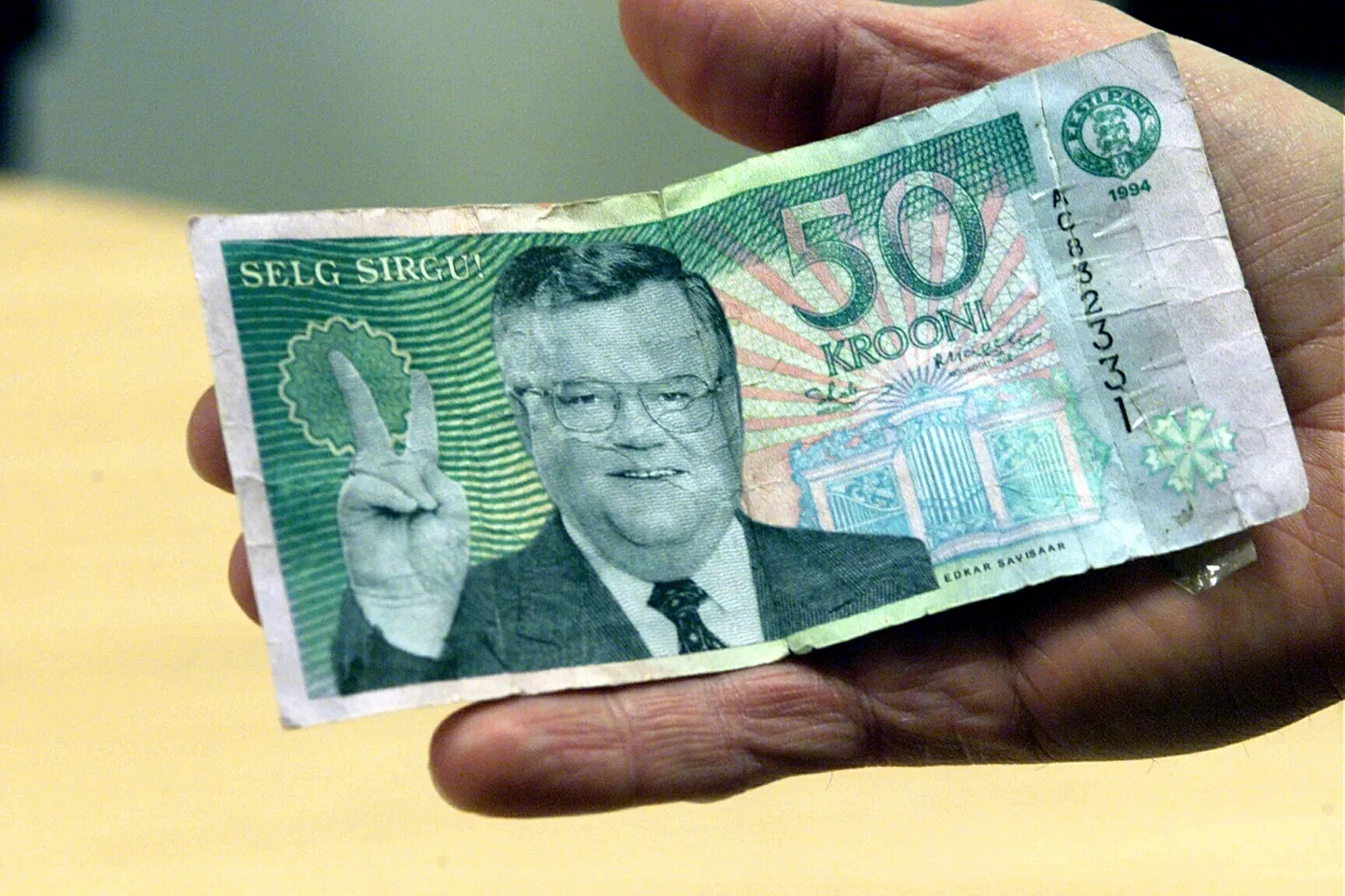 Konfiskeeritud Savisaare näopildiga 50-kroonine, millega prooviti poes õlle eest maksta.