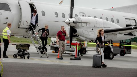 Galerii ⟩ Tänavune esimene lend tõi Soomest Pärnusse seitse inimest ja koera
