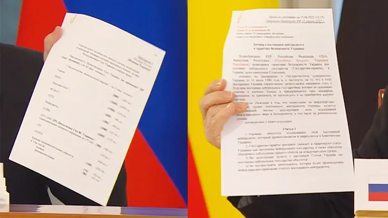 Африканской делегации Путин показал два документа: о гарантиях безопасности (справа) и приложение с предложениями по численности вооруженных сил Украины (слева)