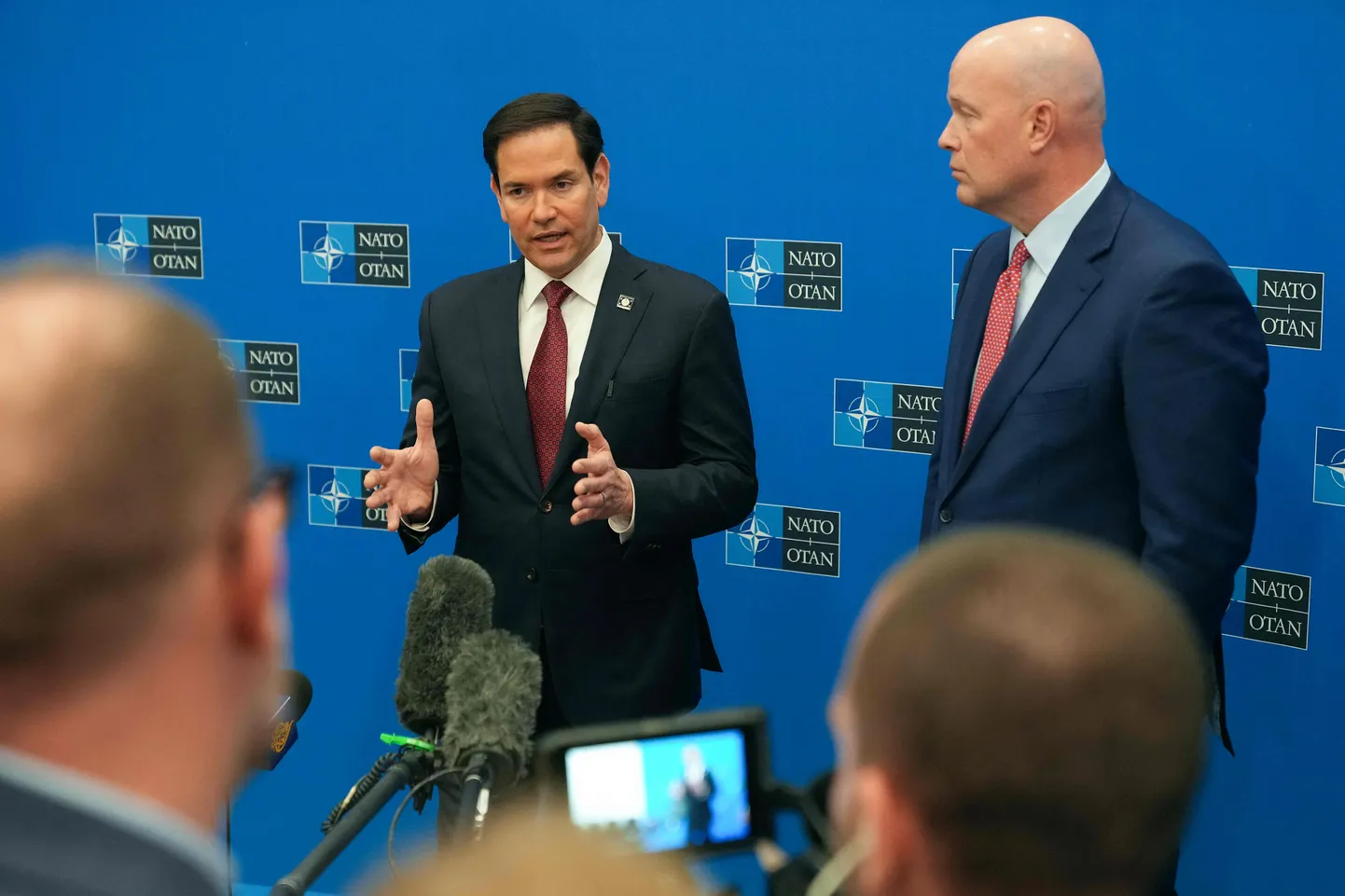USA välisminister Marco Rubio ja Ühendriikide suursaadik NATO juures Matthew Whitaker räägivad ajakirjanikega viimasel pressikonverentsil reedel, 4. aprillil Brüsselis, kus asuvas alliansi peakorteris arutasid liikmesriikide välisministrid kahepäevasel kohtumisel eelseisvat tippkohtumist Haagis ning erinevaid julgeolekuküsimusi.