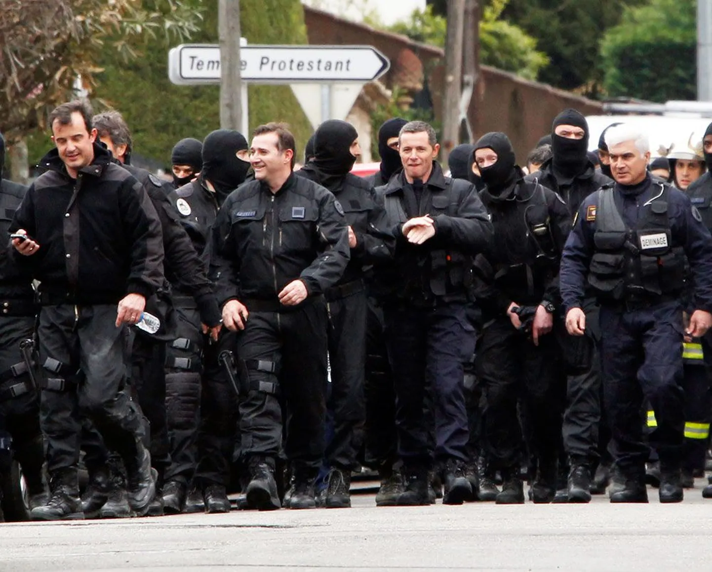 Maskides Prantsuse eriüksuslased eile pärast tulistaja surmaga lõppenud haarangut sündmuspaigast lahkumas.