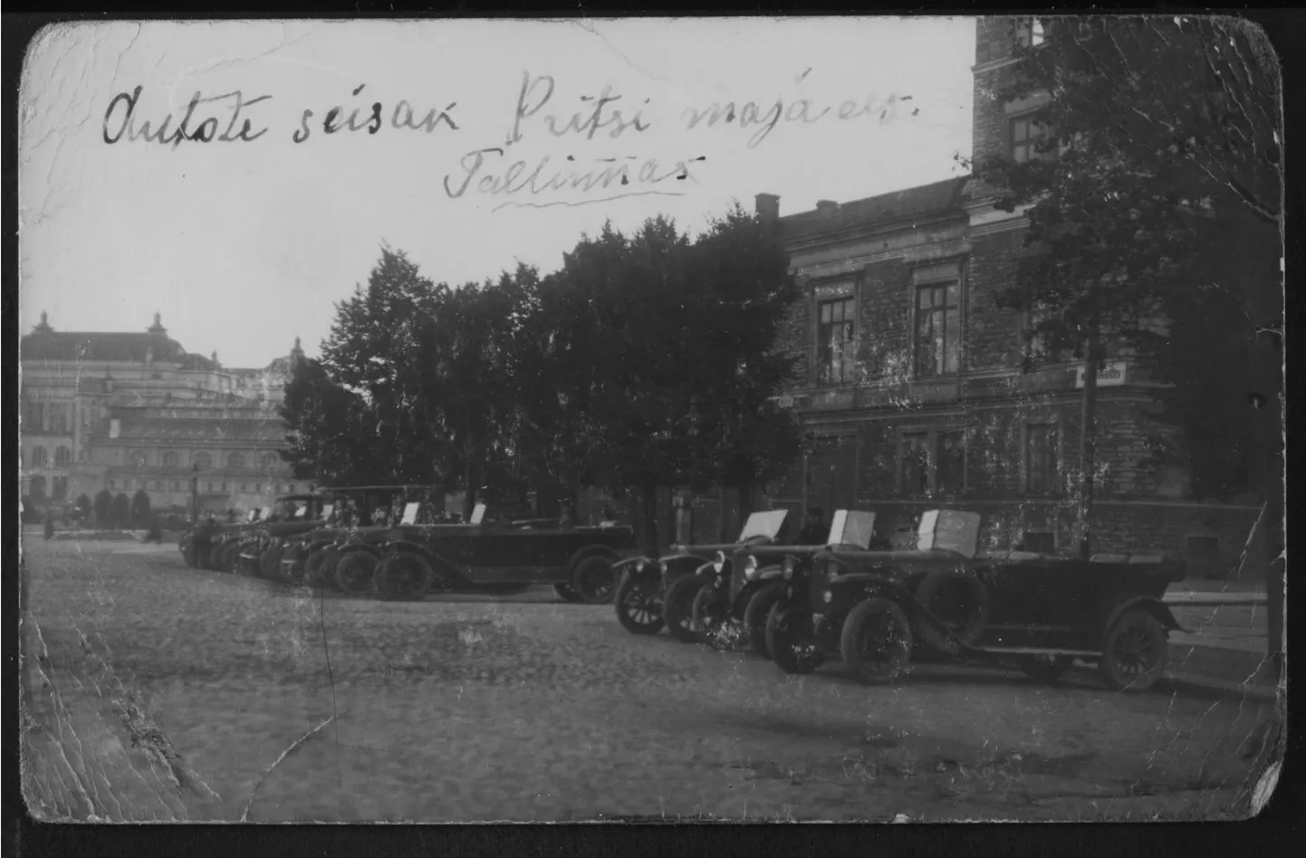 Стоянка такси возле пожарной команды в 1920-х. На заднем плане театр «Эстония».