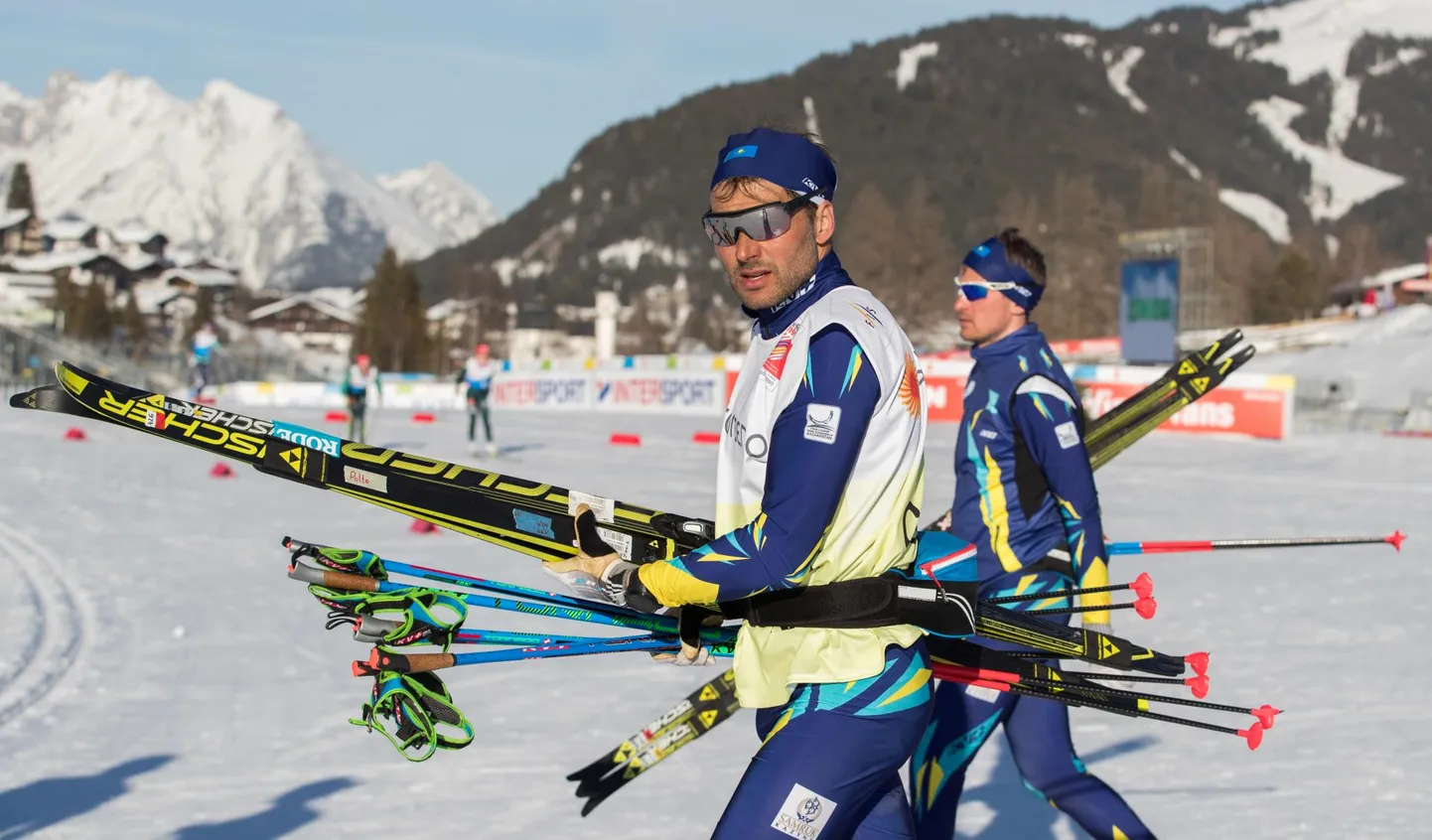 Andrus Veerpalu (esiplaanil) ja Aleksei Poltoranin tema taga Seefeldi MMil. Vahele jäid mõlemad. foto: tairo lutter