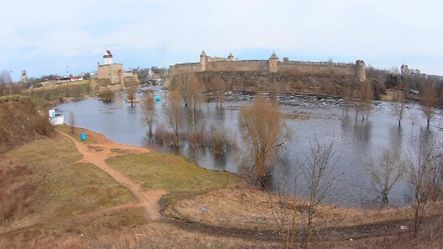 Joaorg on piirijõe kaldal olev maastikupark. See arhiivifoto on tehtud aprillikuise suurvee aegu. Joaoru arenduse esimene etapp pidi algama juba tänavu suvel, kuid linnavõimud venitasid ehitaja otsingutega liiga kaua. Võimaliku musta stsenaariumi kohaselt võib see linna nurgake kauaks Euroopa rahata jääda.