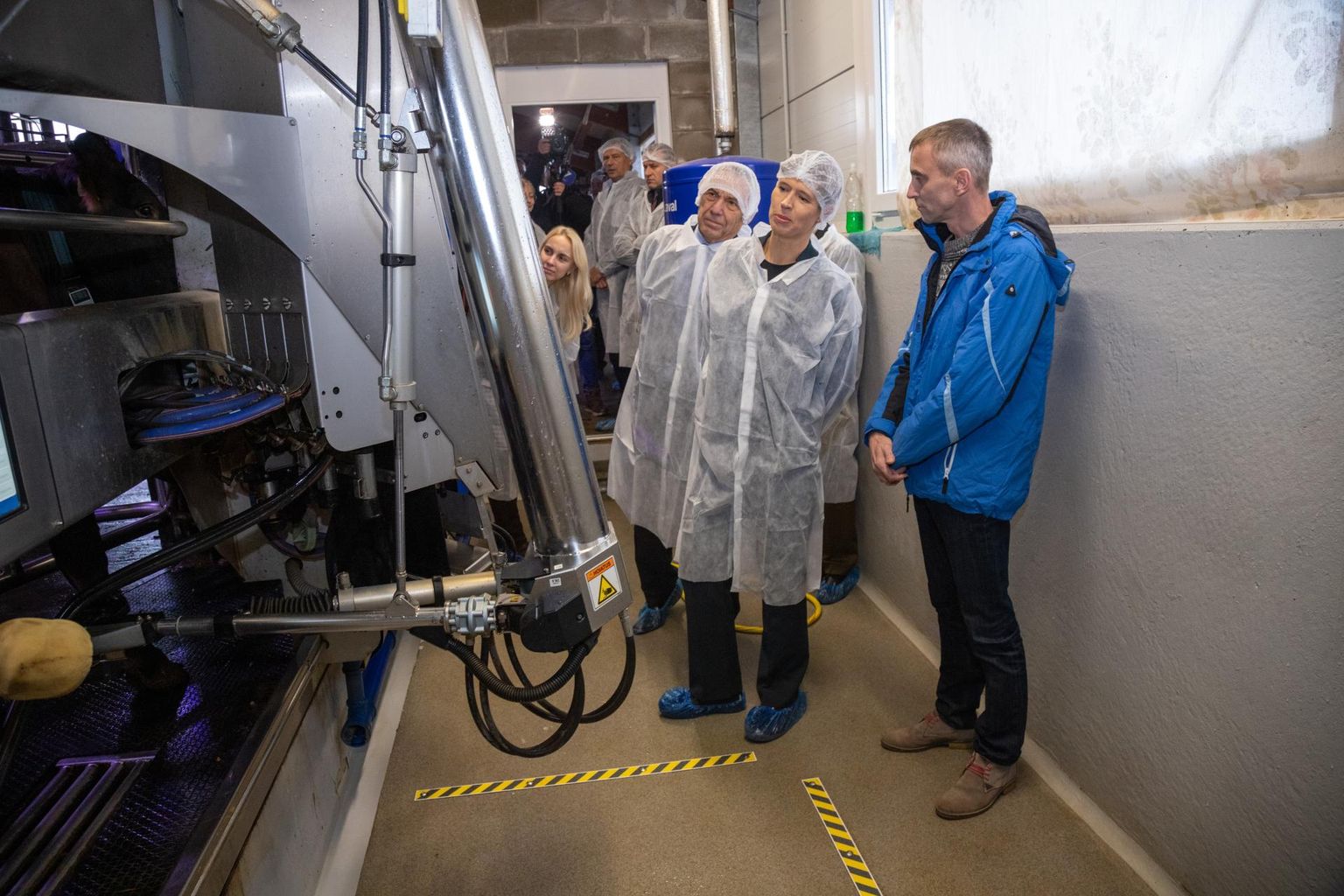 Kaks aastat tagasi oma Muraka farmis president Kersti Kaljulaidi võõrustanud Karmo Männik (paremal) on nüüd raskustes ning ootab pikisilmi piima hinna tõusmist.