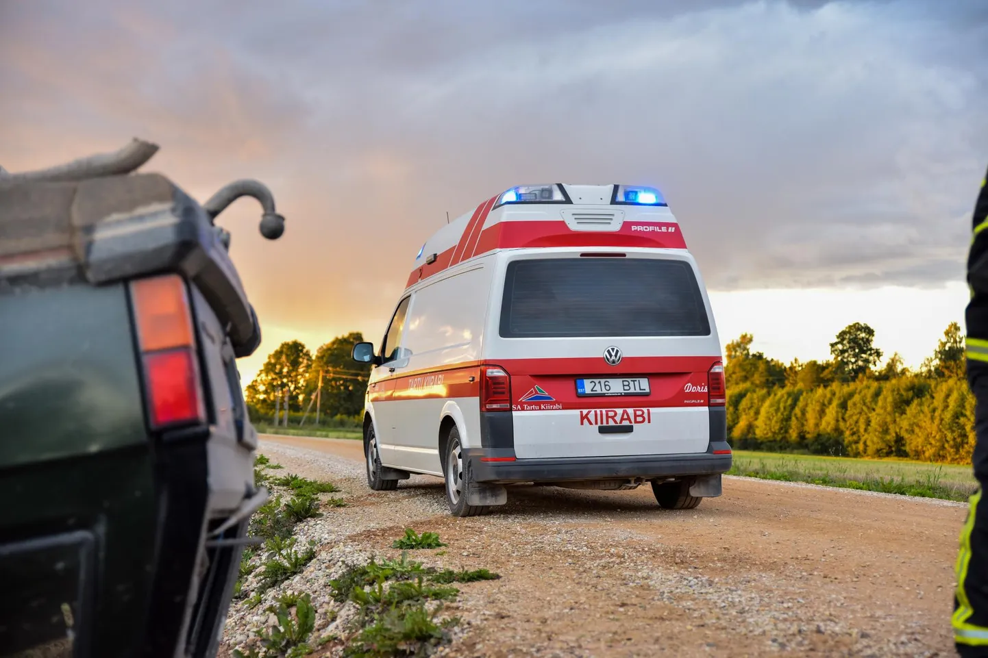 Meedikud andsid abi viga saanud noorukile ja autoõnnetusse sattunud mehele.
