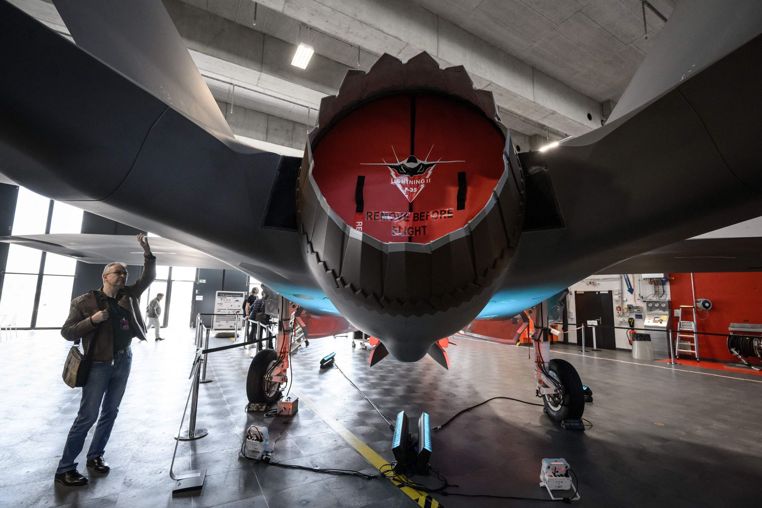 Ajakirjanik 24. märtsil 2022 Šveitsi Emmeni lennubaasis Lockheed Martini hävituslennuki F-35 A Lightning II mudelit uurimas.