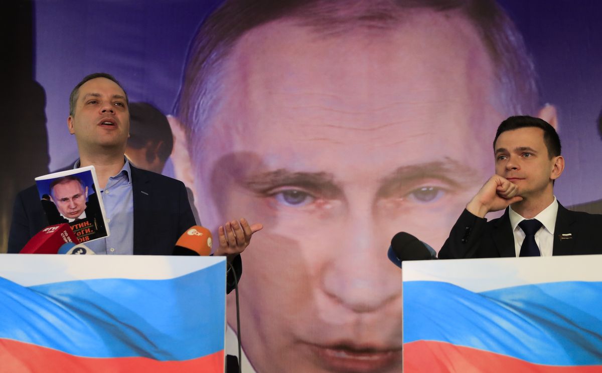 Владимир Милов (слева) вместе с Ильей Яшиным накануне президентских выборов 2018 года представляют доклад "Путин. Итоги", Москва.