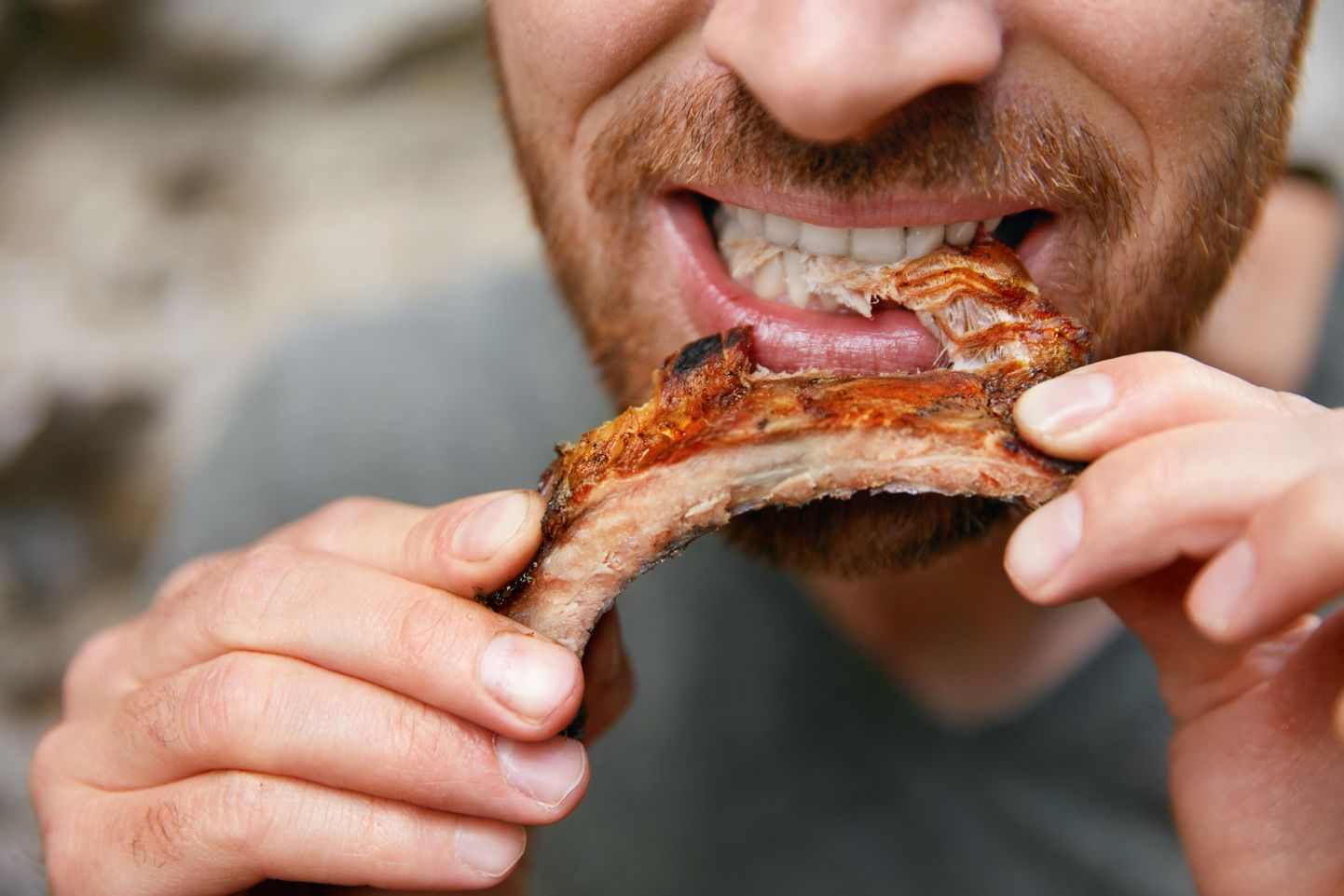 Мужчина ест мясо. Иллюстративное фото