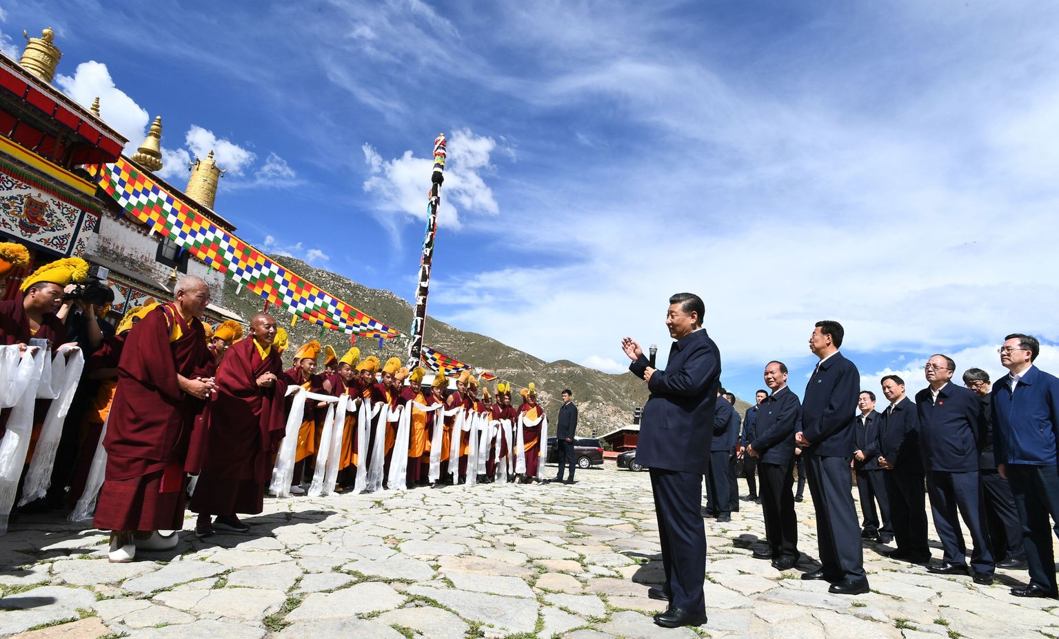 Xi Jinping külastab Tiibeti munkasid.