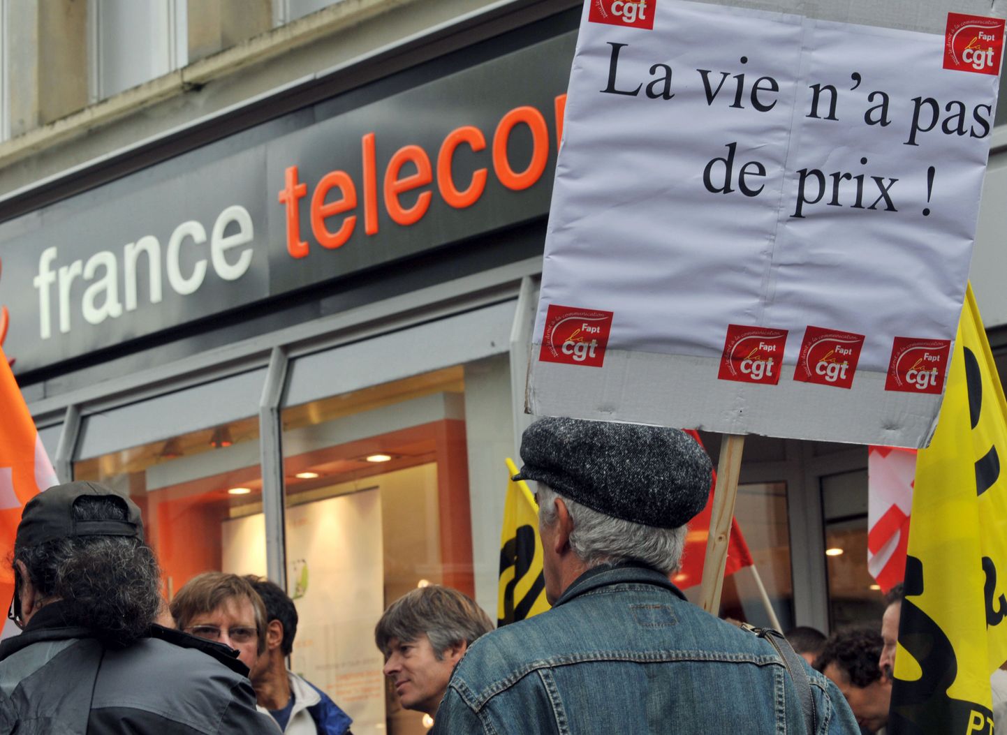France Telecomi töötajad avaldamas meelt Caen'i linnas 6. oktoobril. «Elul pole hinda!» seisab loosungil.
